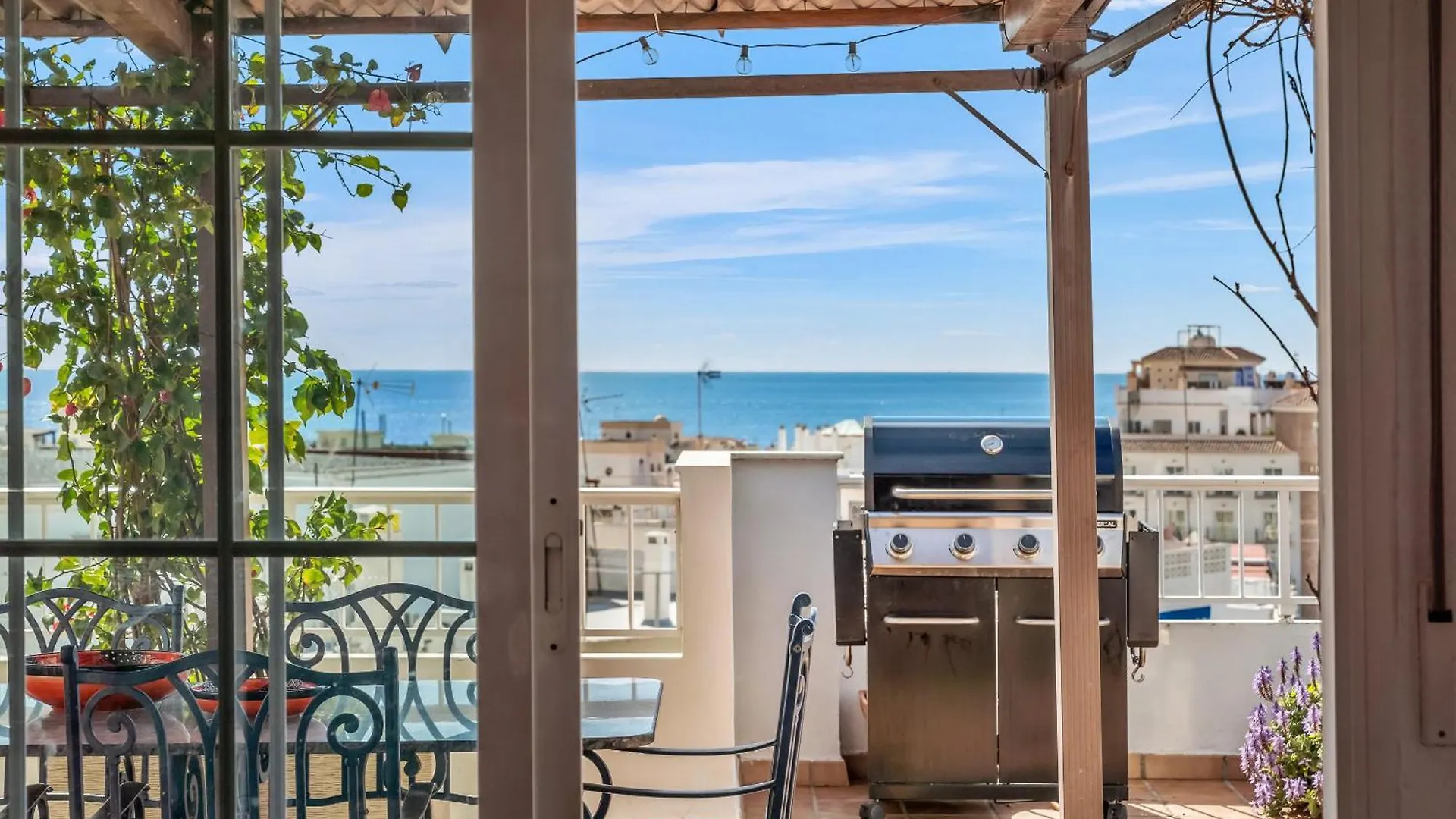 Big Terrace Retreat And Only Steps From Beach & Town 拉海瑞德拉 公寓