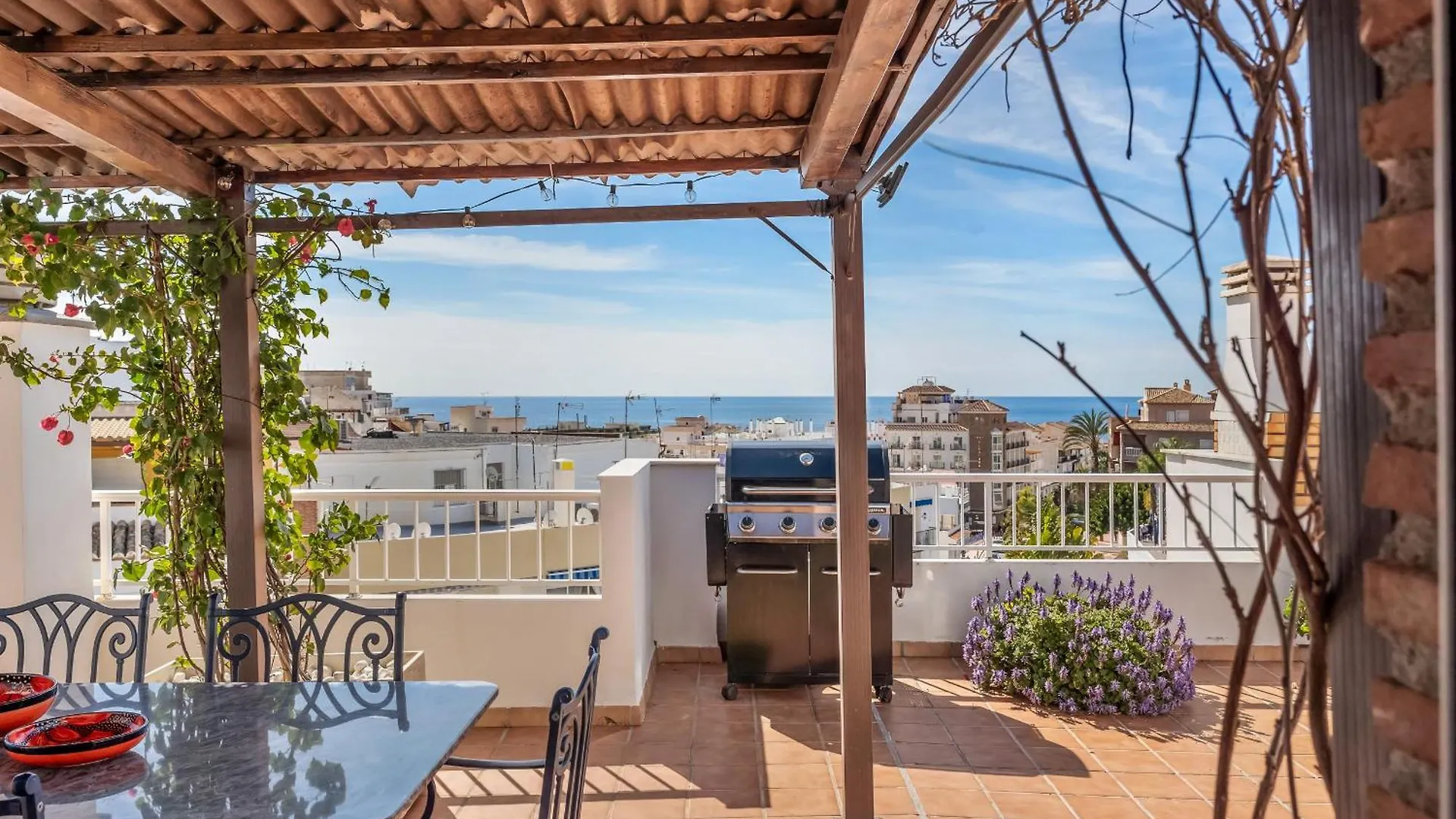 Big Terrace Retreat And Only Steps From Beach & Town 拉海瑞德拉 0*,  西班牙